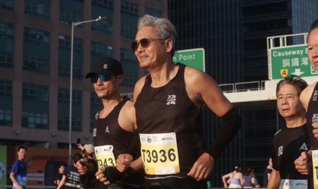 九游娱乐体育官网-四战港马带“银发艺人团”一起完赛，周润发是推广跑步的典范