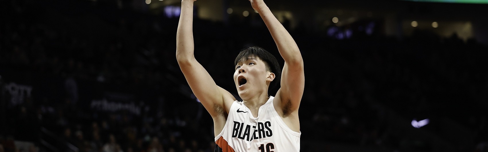 九游娱乐官方平台-给个机会呗！上半场开拓者落后17分 杨瀚森暂时未获得上场机会