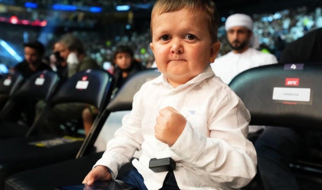 九游娱乐网站-定了？巴萨邀请侏儒网红月底到诺坎普观看与皇家社会的比赛